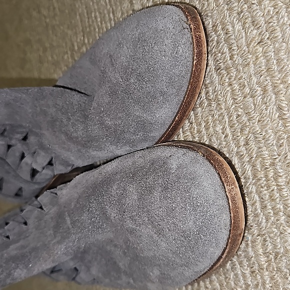 EUC Vince Camuto Peera Graystone Verona Suede Cut Out Ankle Booties - Picture 5 of 8